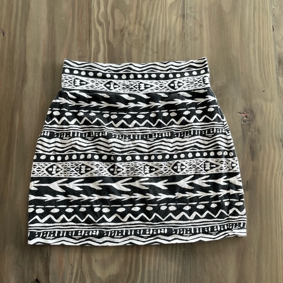 PINK Victoria's Secret Dresses & Skirts - PINK by Victoria’s Secret tribal print cotton Mini skirt Black/white size: Large
